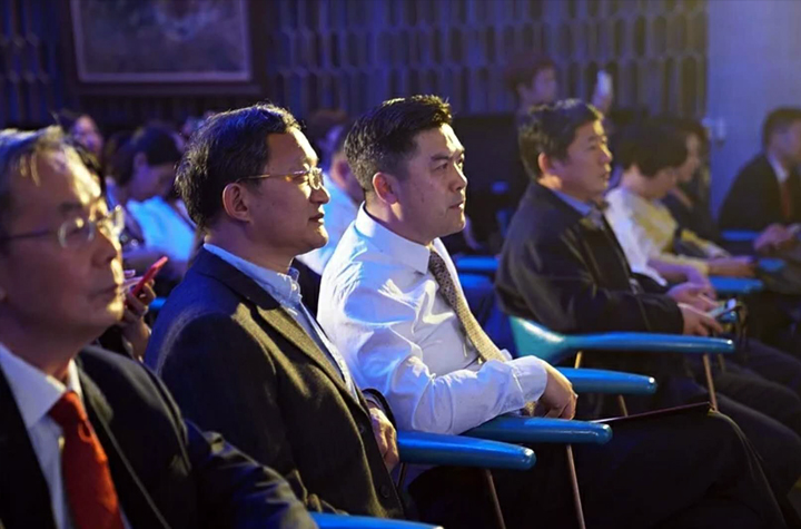 厦门英才学校品牌升级发布会嘉宾席，学校领导与来宾正坐席聆听，现场庄重而专注
