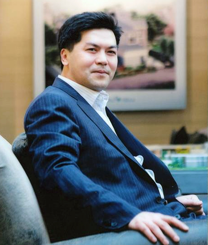 厦门英才学校董事长身着深色西装端坐的肖像照，展现教育者转型升级、永不止步的勇气与情怀