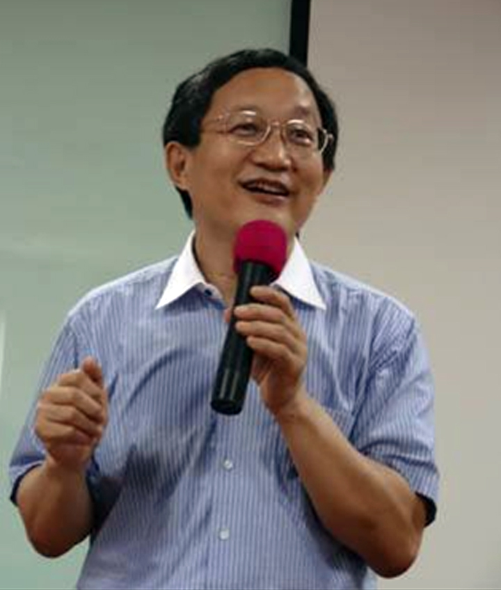 厦门英才学校首席顾问手持话筒在发布会发言，阐述顺应天性、发展个性、弘扬人性的教育理念