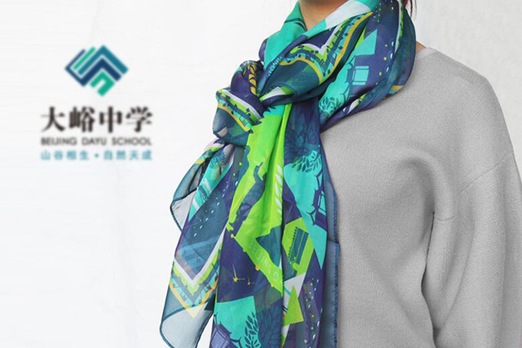 北京大峪中学绿色山形几何图案文化丝巾,搭配山谷相生自然天成校徽,体现学校文化建设