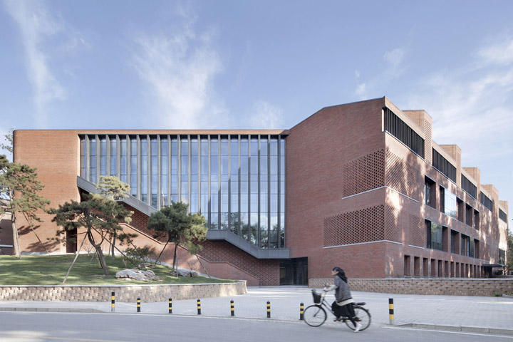 清华大学南区食堂及就业指导中心红砖建筑外景,砖砌立面延续校园百年文脉,体现学校文化建设的朴素自然风格