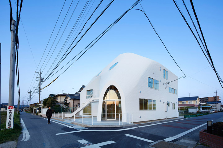日本四叶草之家幼儿园白色建筑街道实景,造型轻快明亮如帐篷,展现打破传统的幼儿园建筑文化设计