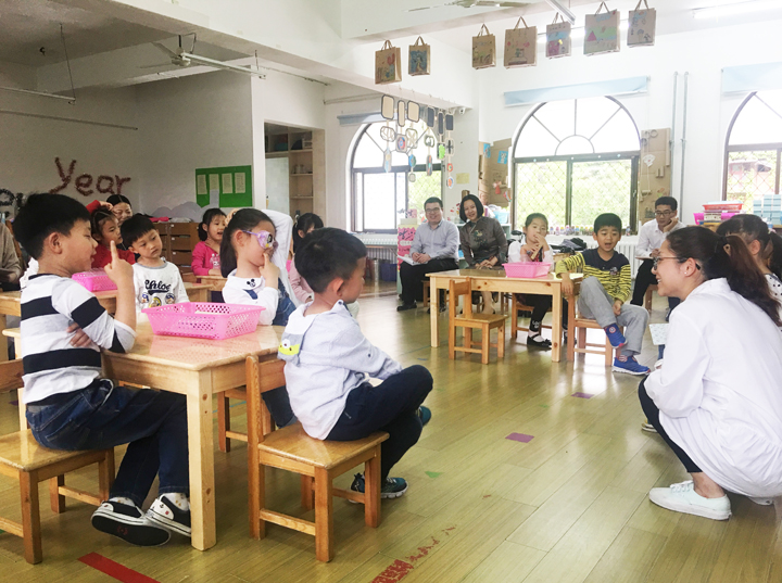 中科大幼儿园教室内孩子围坐小桌教师家长在旁,校园文化建设实地调研场景