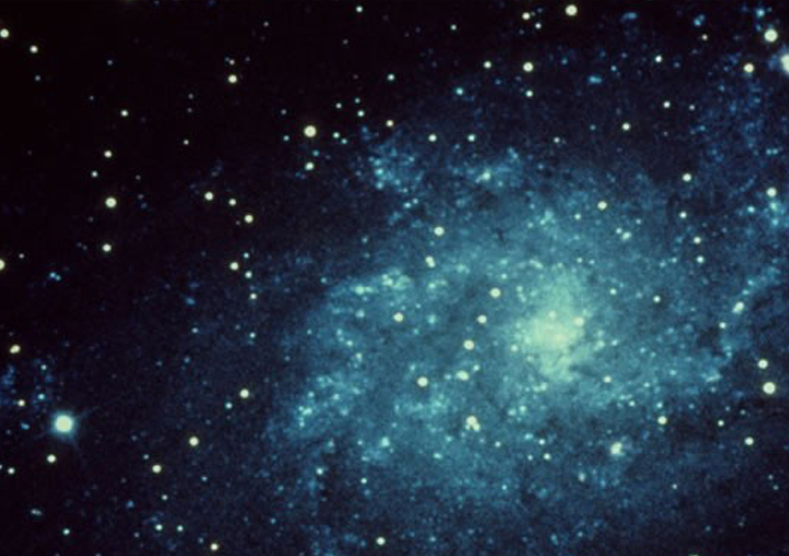 深蓝星空银河宇宙背景图，呼应中科大幼儿园神奇魔法巢科学探索主题