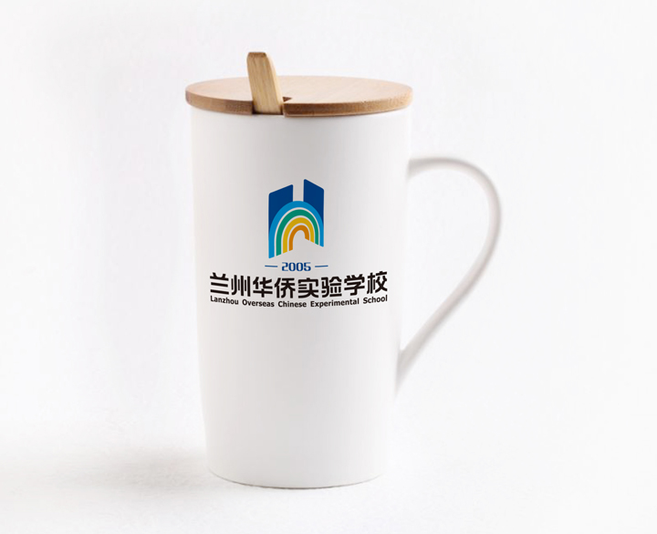 印有兰州华侨实验学校校徽的白色马克杯,锦连环教育品牌VI系统衍生品设计