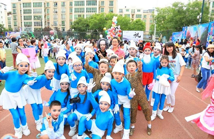 兰州华侨实验学校学生装扮卡通动漫人物列队巡游，欢度六一校园文化活动