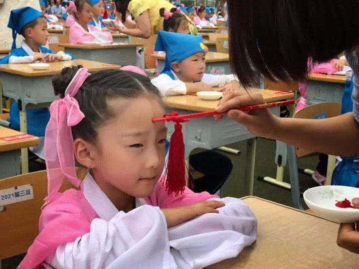 兰州华侨实验学校学生身着汉服体验传统书法，弘扬中华华彩文化校本课程