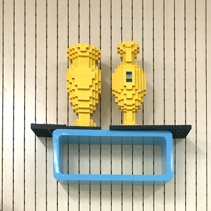 兰州华侨实验学校华彩主题黄色立体奖杯展示，体现学校品牌文化视觉设计