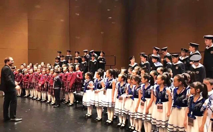 兰州华侨实验学校学生合唱团登台演出，展现华彩文化浸润下的艺术风采
