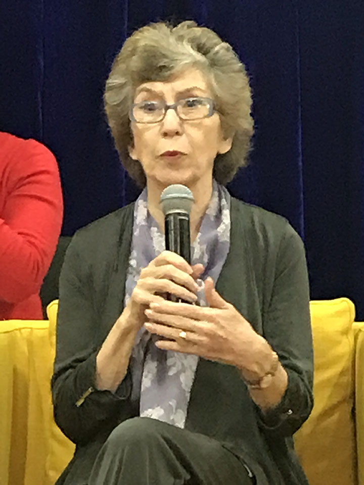 美国教育部前副部长Susan Sclafani博士在中美教育论坛上手持话筒发言交流