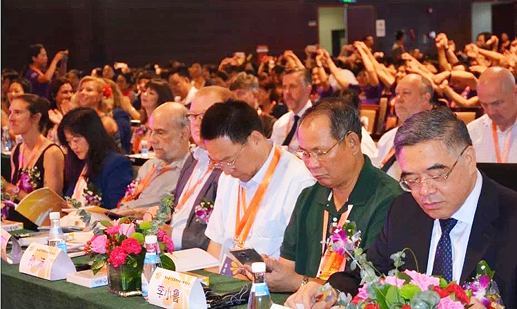 积极心理学大会嘉宾席就座的中外专家,正专注聆听会议发言