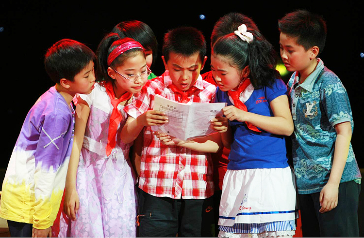 兴隆小学学生身着彩色戏服围读剧本排练戏剧的真实场景,锦连环助力戏润文化建设
