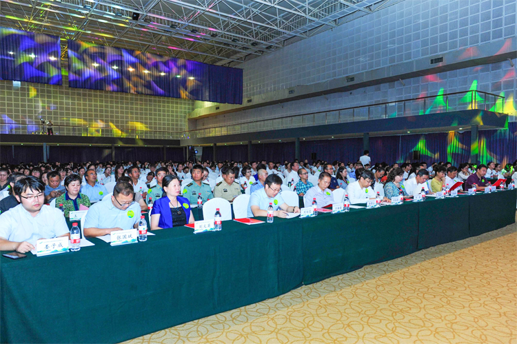 温泉苏家坨第二届教育大会会场全景,与会者列席聆听,舞台大屏环绕