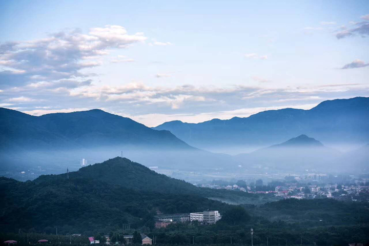 北京西山山脉云雾缭绕的实景照片,温泉苏家坨学区依托西山办学的地域文化背景