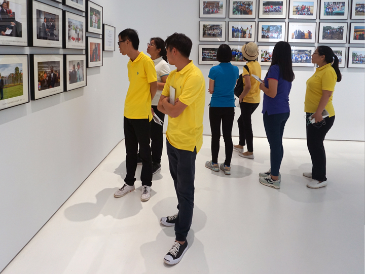 锦连环成员在摄影艺术馆展厅内驻足欣赏摄影作品，品味艺术之美