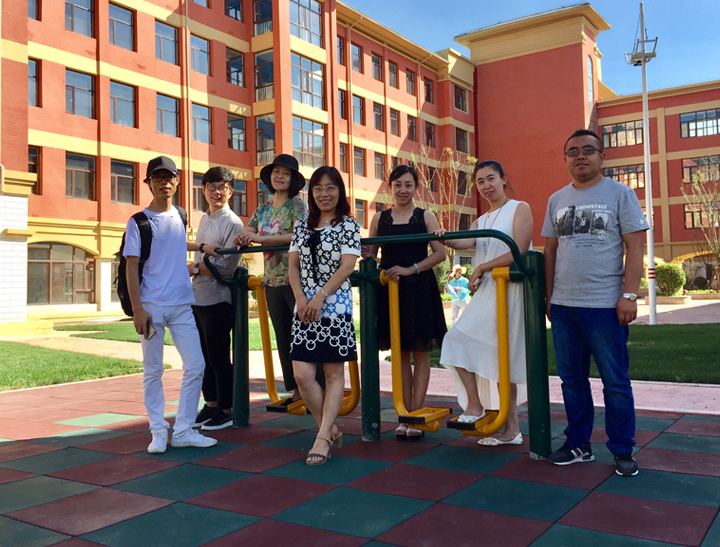 锦连环设计团队在兰州华侨实验学校彩色操场与师生合影,实地走访校园