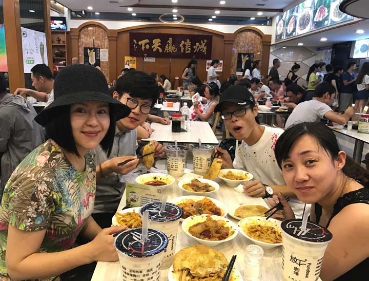 锦连环成员在兰州品尝当地特色美食,实地感受兰州地域文化氛围