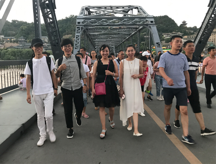 锦连环团队步行走过兰州黄河中山铁桥,采集当地历史人文素材