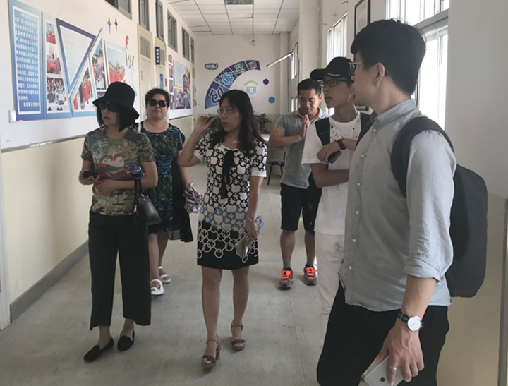 锦连环设计团队在校领导陪同下参观校园文化展廊,了解学校发展现状