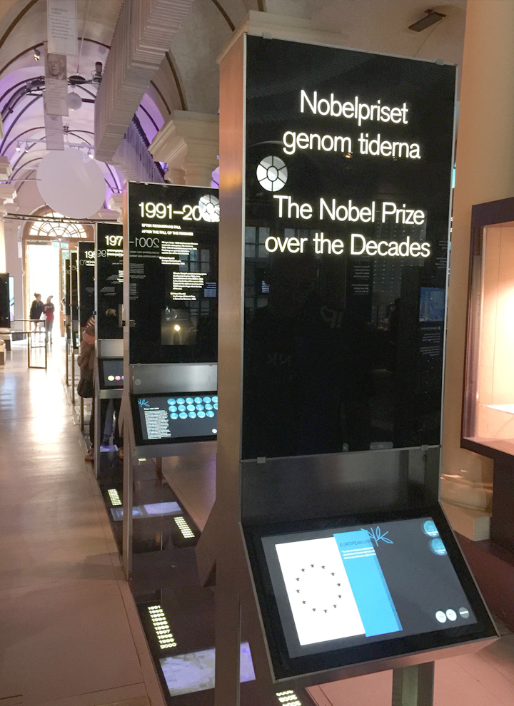 诺贝尔博物馆展架与英文标语呈现诺奖历经数十年的历史展区