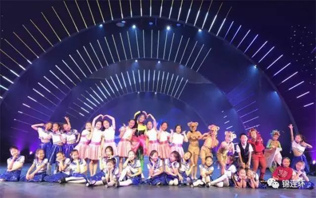 北京石油附小师生在灯光舞台上盛装集体演出合影,校园文艺活动现场