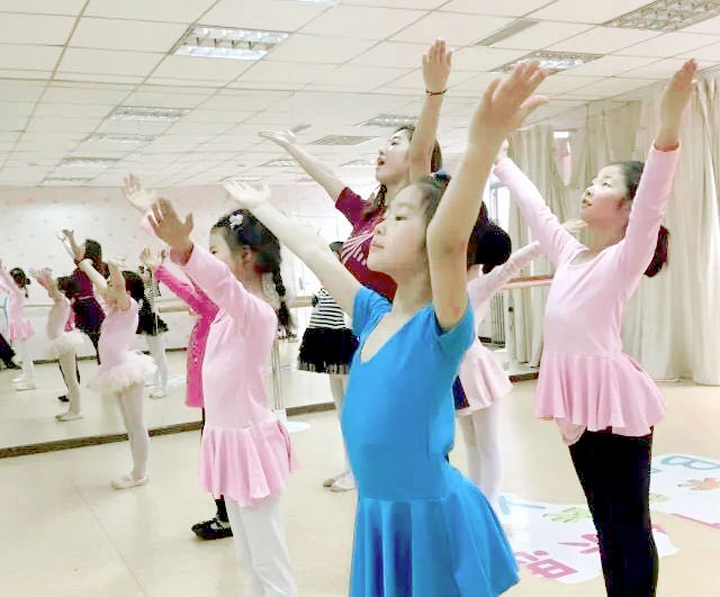 北京石油附小学生身着舞蹈服在练功房练习形体舞蹈,校园特色艺术课程