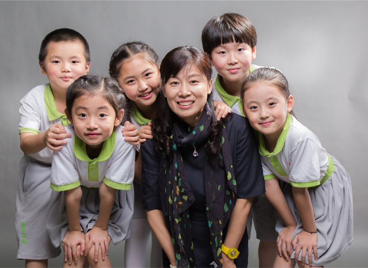 佩戴品牌丝巾的田村中心小学师生开心合影,展现校园文化建设的活力面貌