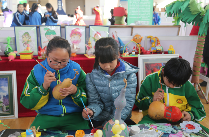 昌平区桃洼学校学生在书香文化节上手绘葫芦,展现校园特色课程与学校文化建设成果