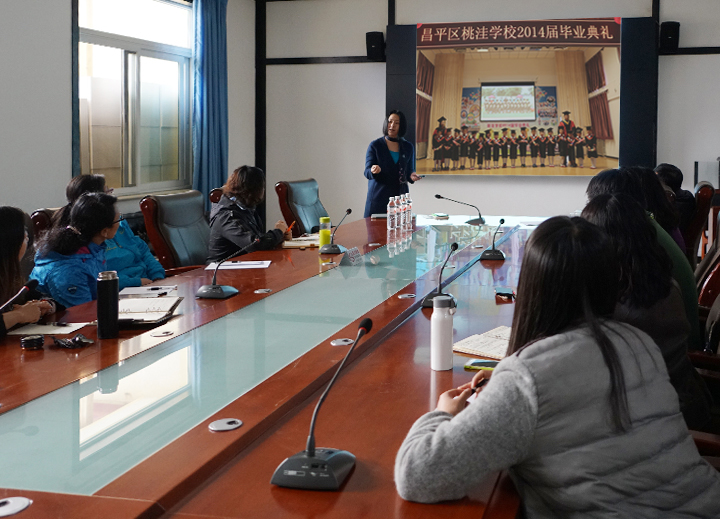 锦连环在桃洼学校举办品牌培训会,负责人与教师围坐会议桌交流学校文化建设理念