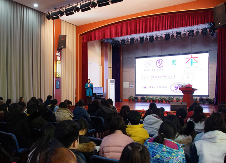 桃洼学校礼堂内师生参加锦连环品牌培训会,聆听学校文化建设与品牌战略宣讲