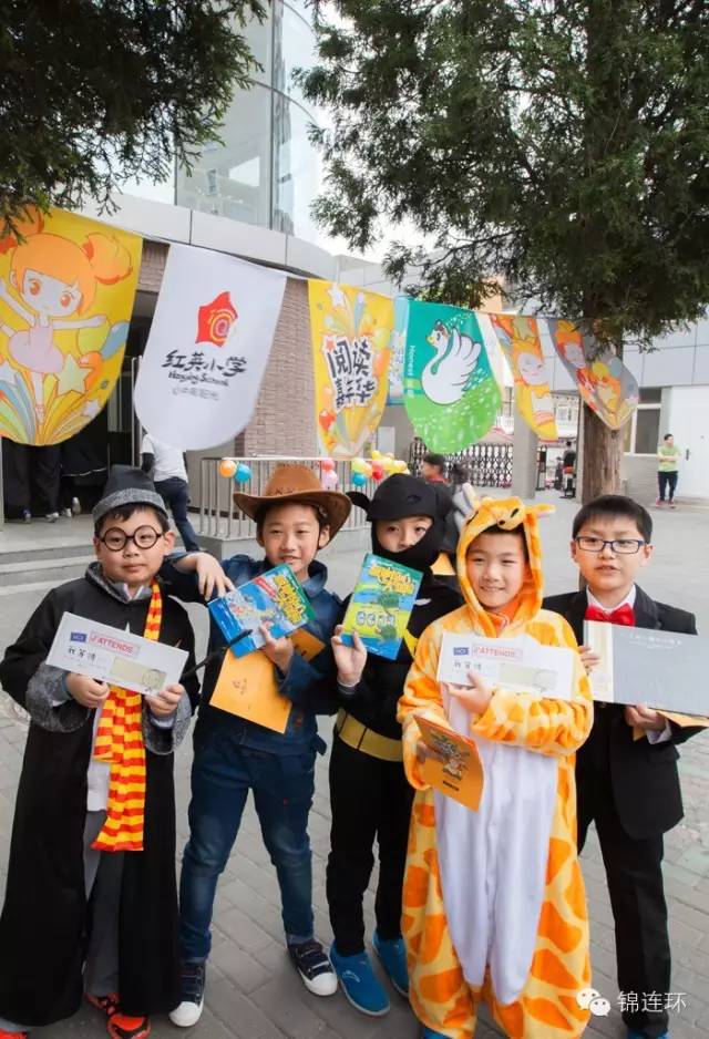 红英小学学生身着长颈鹿等卡通服装合影，展现校园文化活动的阳光趣味氛围