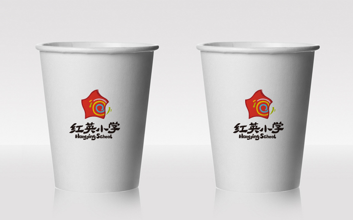 印有红英小学校徽的纸杯设计，体现阳光勇士品牌识别在校园用品上的延展应用