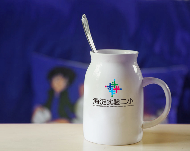 海淀实验二小品牌马克杯应用设计,杯身印学校标志体现锦连环教育品牌VI系统