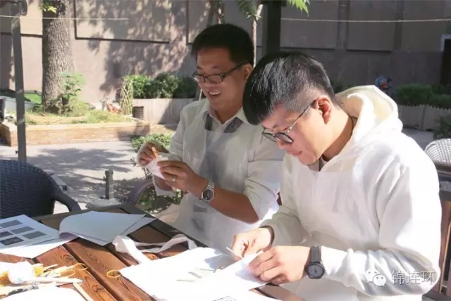 锦连环团队成员在桌前进行扎染布料捆扎设计，文化之旅手工体验活动现场场景