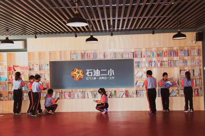 石油二小室内大厅空间,品牌展示墙与开阔场地,锦连环校园文化建设案例