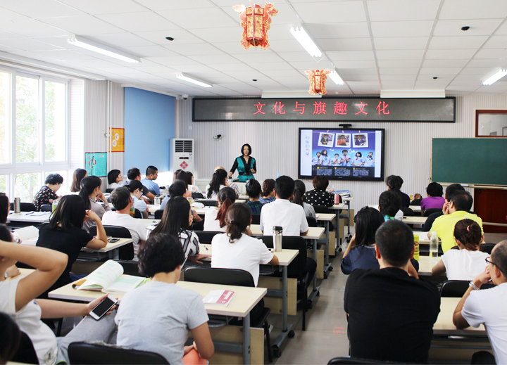西二旗小学文化宣讲现场,教师向师生家长讲解旗趣文化,锦连环学校文化建设落地推广