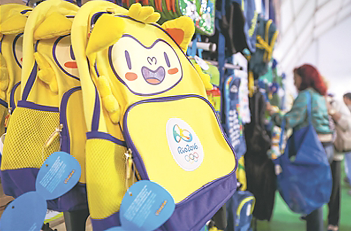 里约奥运会服饰系统，黄色吉祥物双肩背包等周边商品陈列，品牌衍生产品设计