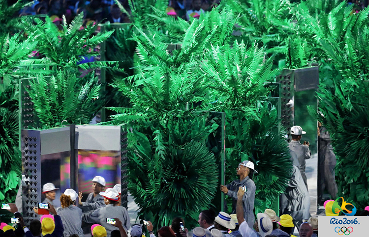 里约奥运开幕式绿色植物景观,舞台绿树环绕,呼应环保主题品牌设计
