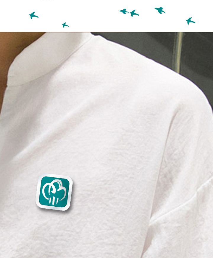 校服衣领上方形校徽徽章特写,怀柔三小三槐元素校徽设计应用