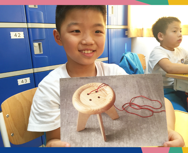 史家小学女学生展示手绘圆形蘑菇造型椅子设计稿,锦连环设计课堂创意作品展示