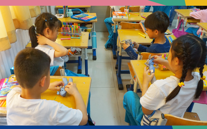 史家小学学生围坐课桌前认真绘制椅子创意设计稿,锦连环设计课堂实践现场