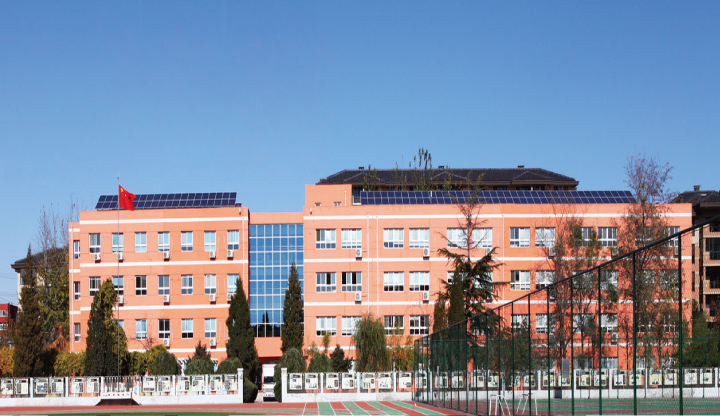 北京市海淀区东北旺中心小学红砖教学楼与操场全景，校园环境建设实景，锦连环特色定位案例