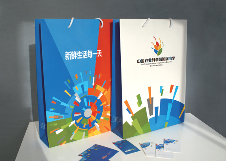 中国农科院附小品牌手提纸袋VI应用设计，蓝橙撞色配校徽图形，锦连环VI系统应用