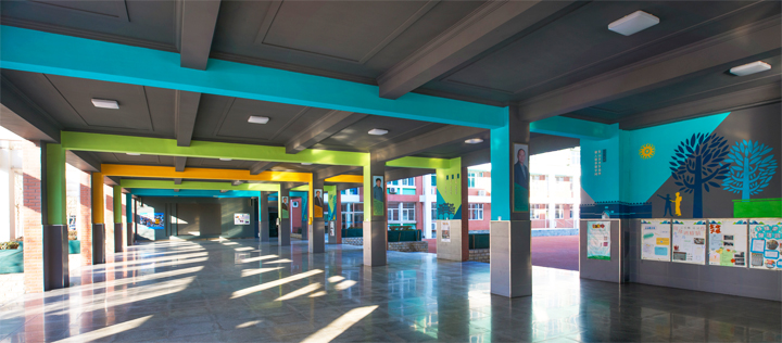 大峪中学架空层公共空间，彩色立柱配树木彩绘墙面，校园环境建设实景，锦连环文化建设