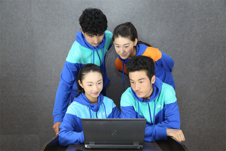 大峪中学四名学生围看笔记本电脑交流学习，校园生活实景，校园文化建设场景