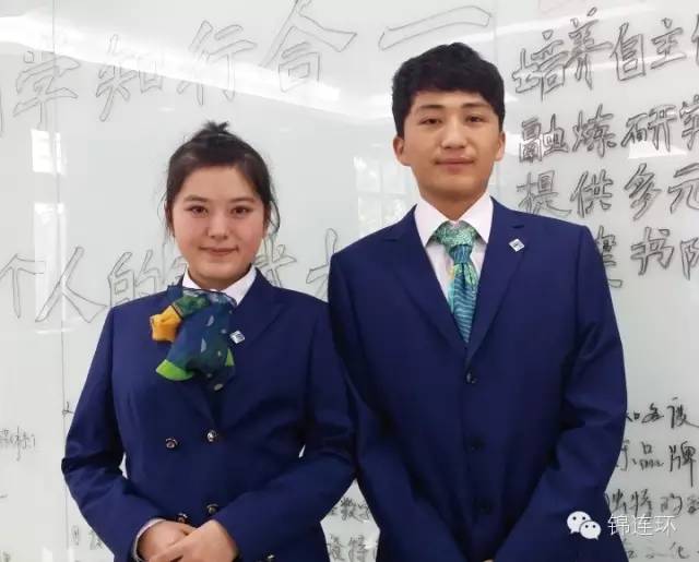 大峪中学定制校服展示,男女学生身着蓝色西装校服,锦连环校园文化建设设计