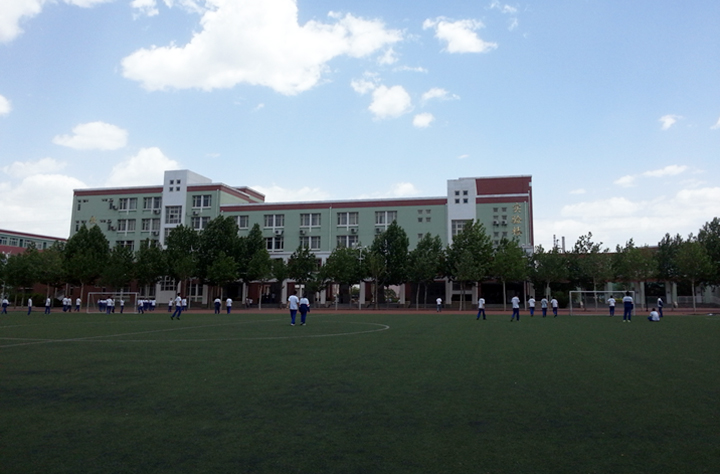 北京市大峪中学校园实景，教学楼与绿茵操场蓝天全景，锦连环学校特色定位调研
