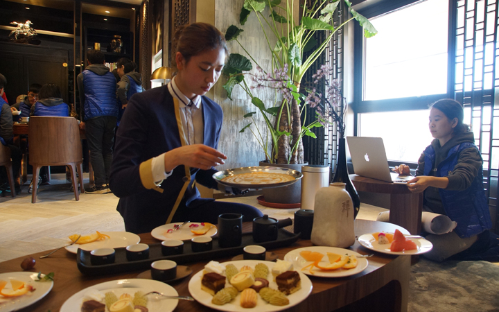 锦连环员工在餐厅围桌聚餐,共享年会美食