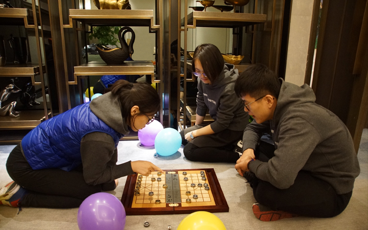 锦连环两位员工对弈中国象棋