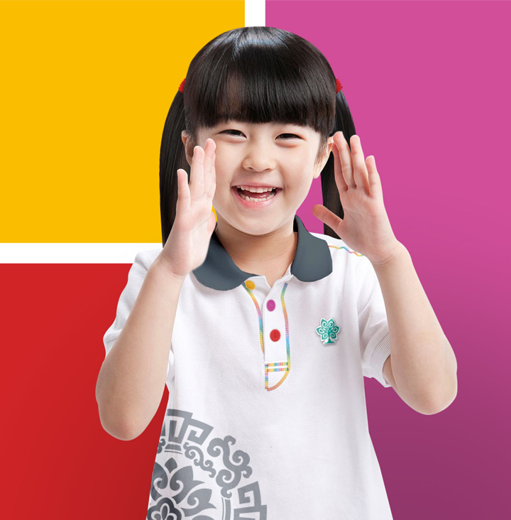 农大附小学生微笑形象照，彩色背景展现活泼的校园品牌气质